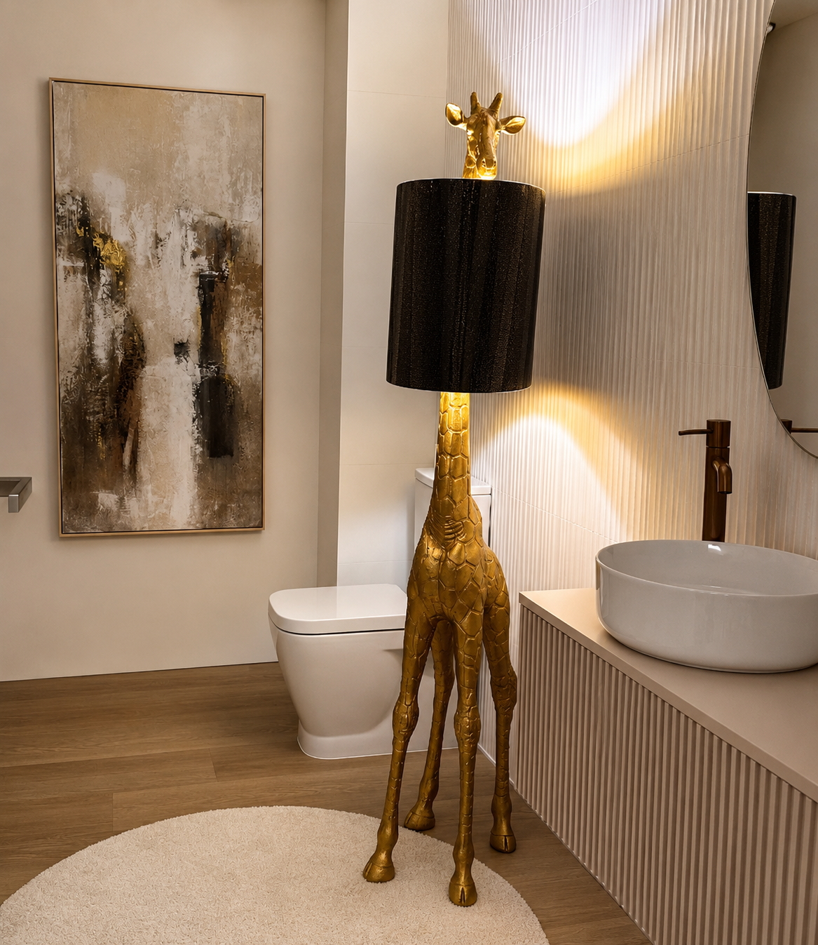 Casa de banho elegante com candeeiro girafa dourada, lavatório e quadro abstrato