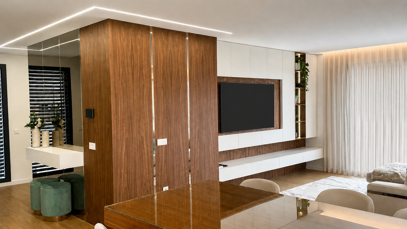 Sala de estar com painel de TV em madeira e iluminação embutida, projeto meu