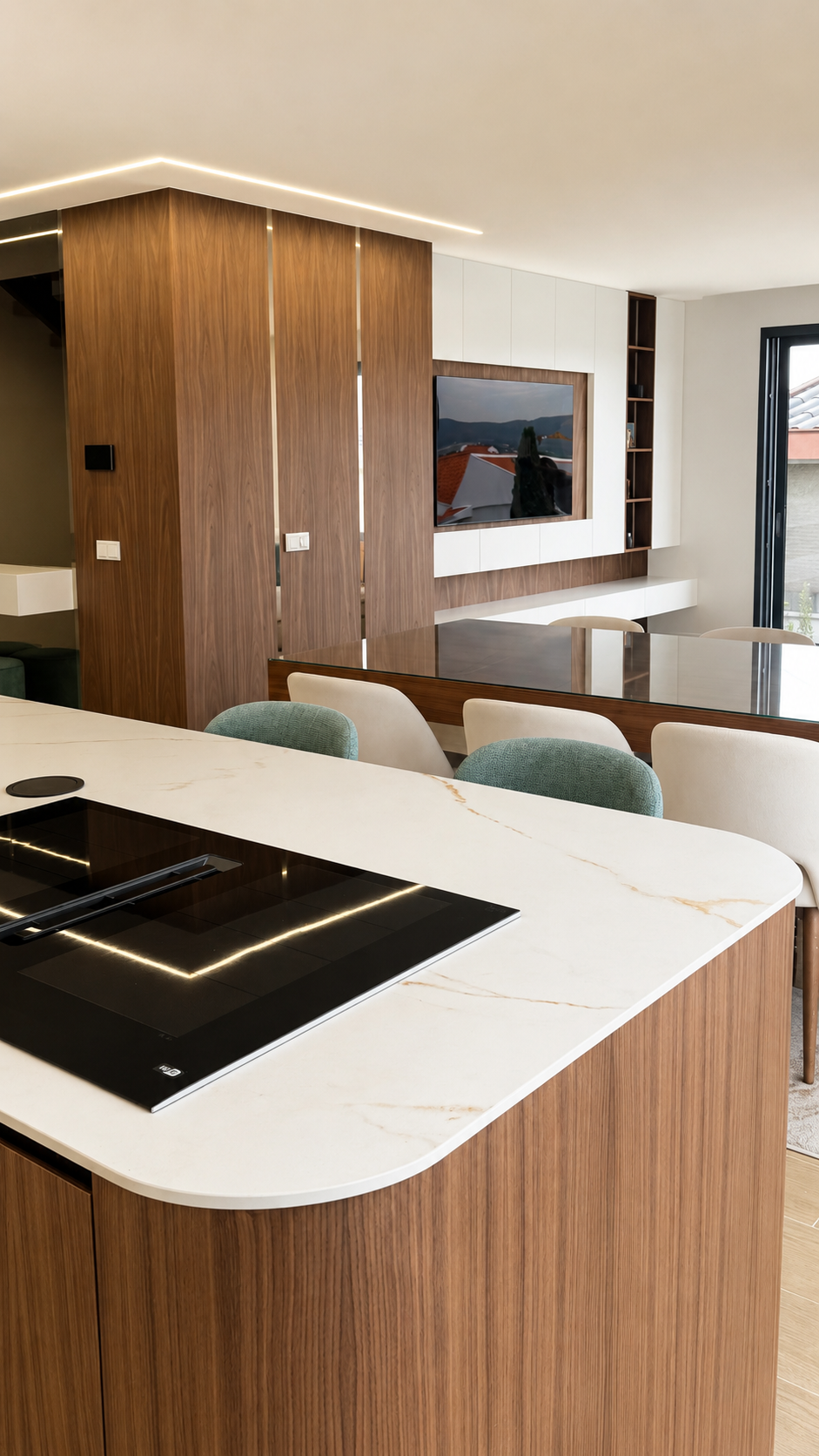 Pormenor da ilha da cozinha em mármore com placa de indução